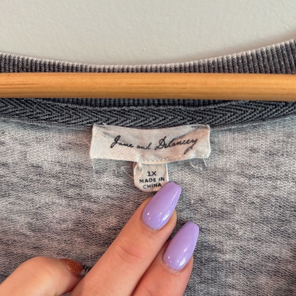 Women's Washed Gray V-Neck Tee - Picture 4 of 10